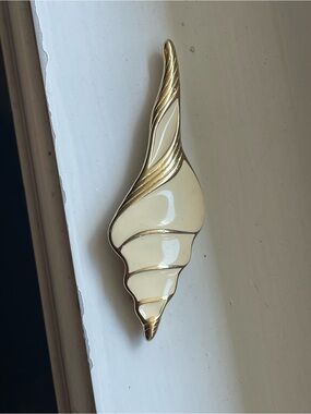 Vintage Trifari Cream and Gold Shell Brooch / Pin artistic enamel beach jewelry